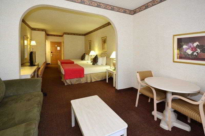 Best Western Plus Des Moines West Inn & Suites Clive Стая снимка